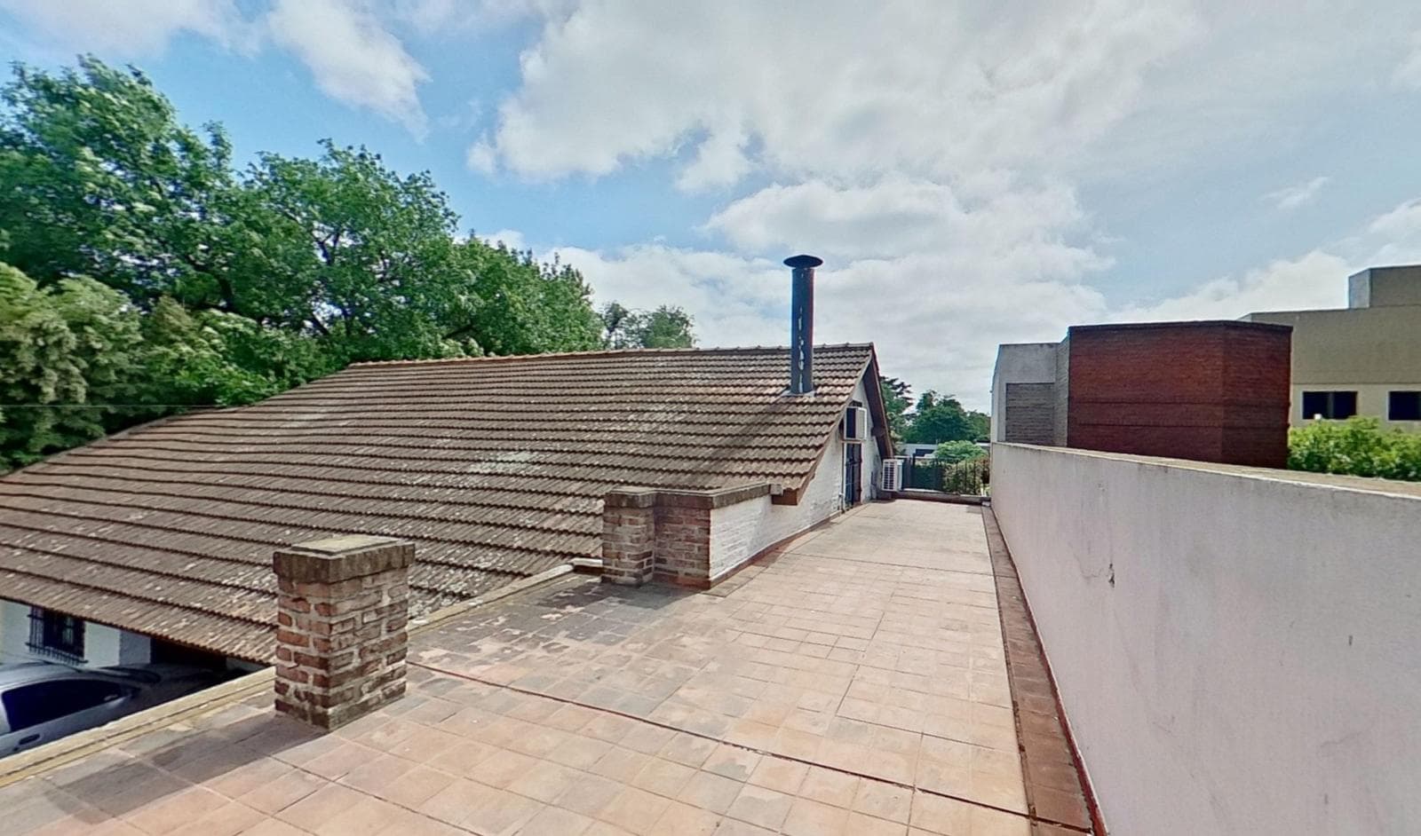 For sale: house with 4 bedrooms and a pool in Burzaco, financing available.
