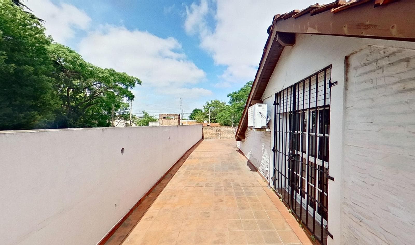 For sale: house with 4 bedrooms and a pool in Burzaco, financing available.