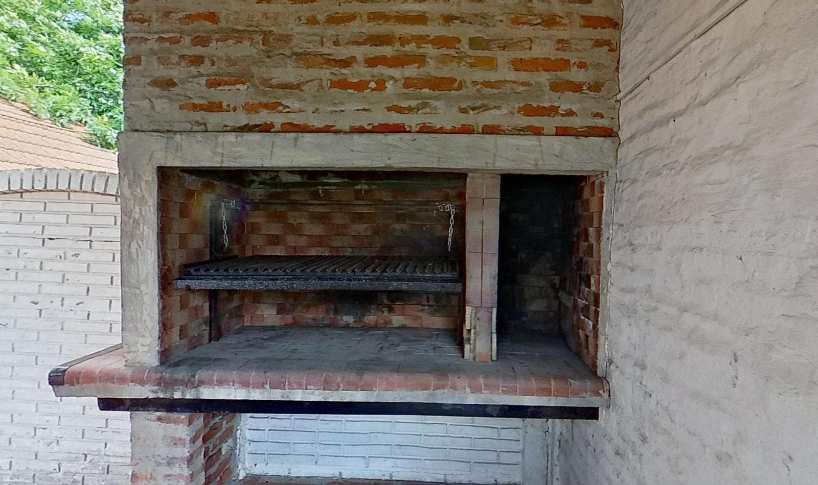 For sale: house with 4 bedrooms and a pool in Burzaco, financing available.