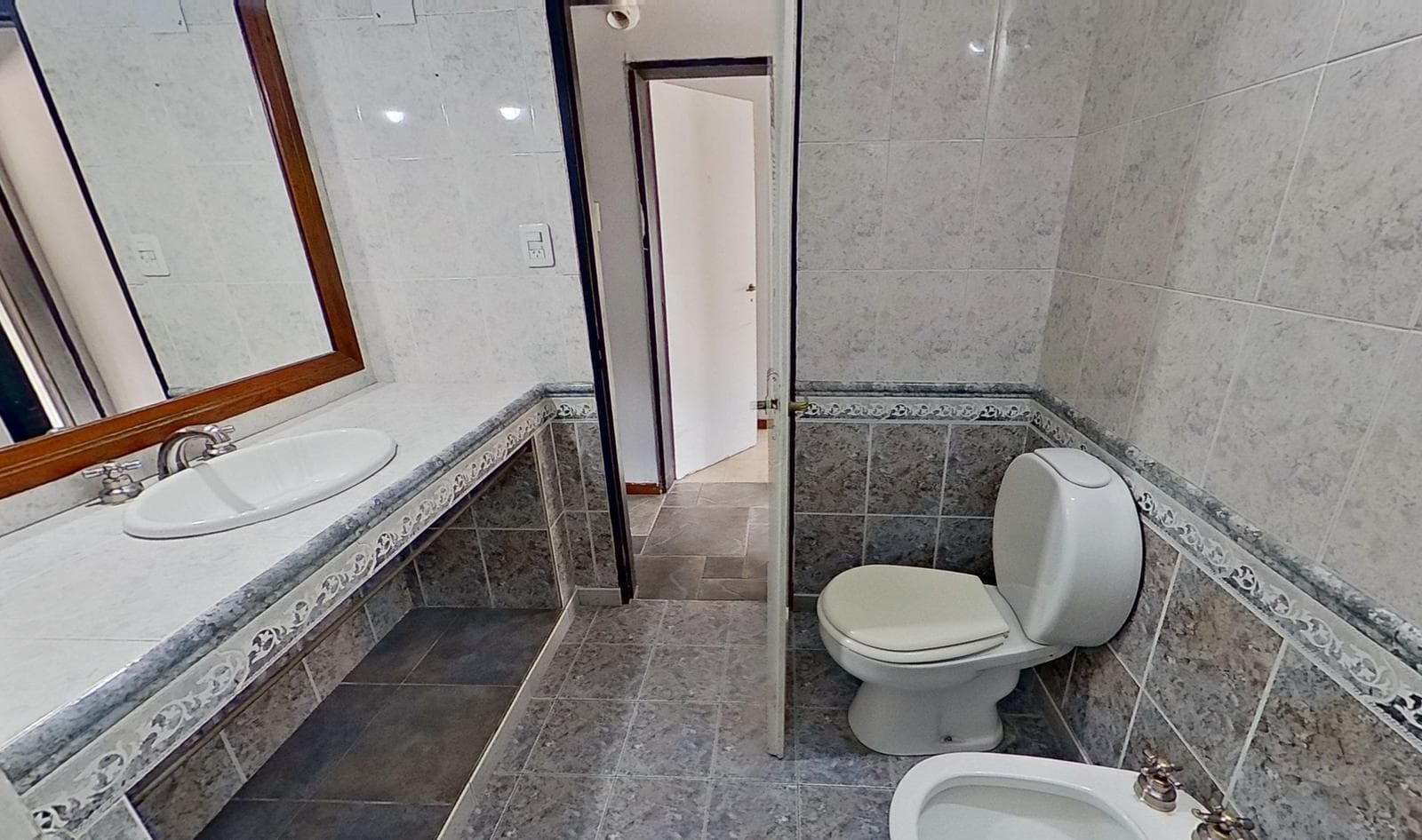 For sale: house with 4 bedrooms and a pool in Burzaco, financing available.