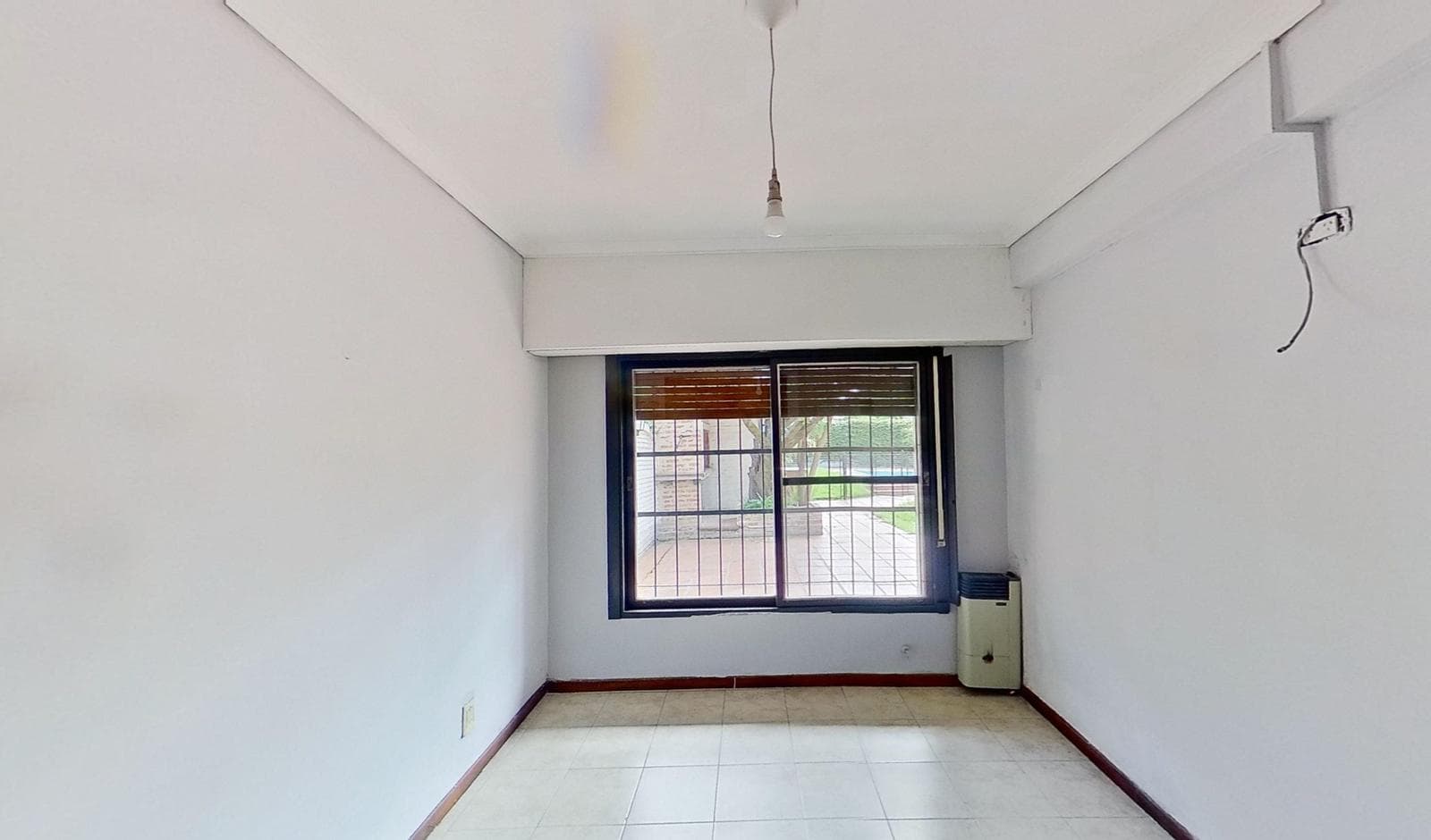 For sale: house with 4 bedrooms and a pool in Burzaco, financing available.