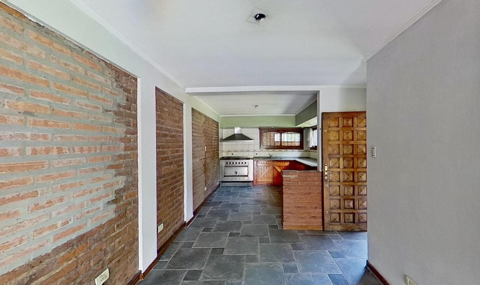 For sale: house with 4 bedrooms and a pool in Burzaco, financing available.