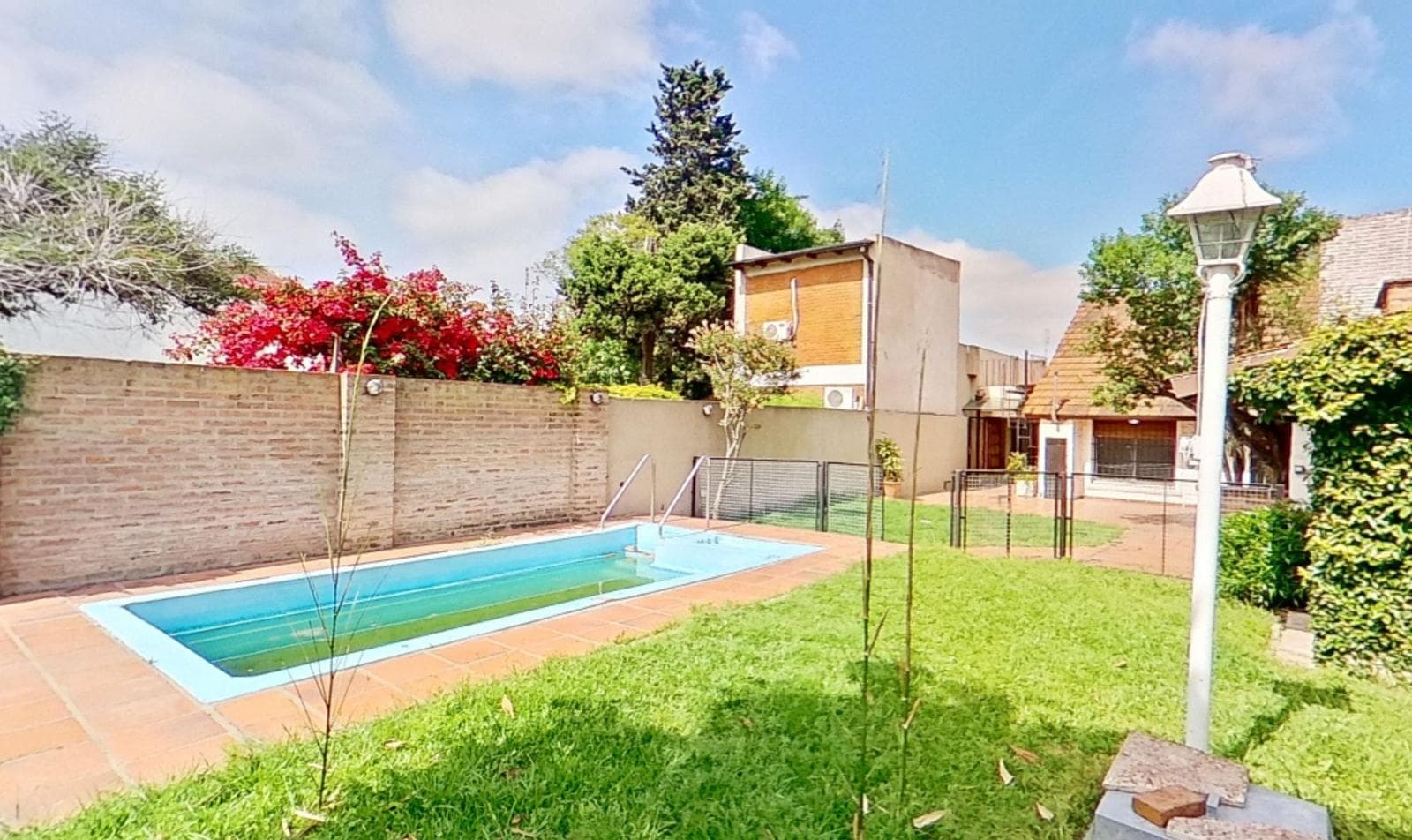 For sale: house with 4 bedrooms and a pool in Burzaco, financing available.