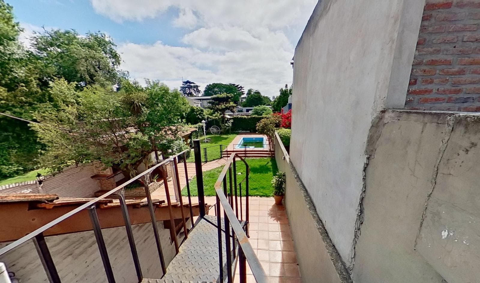 For sale: house with 4 bedrooms and a pool in Burzaco, financing available.