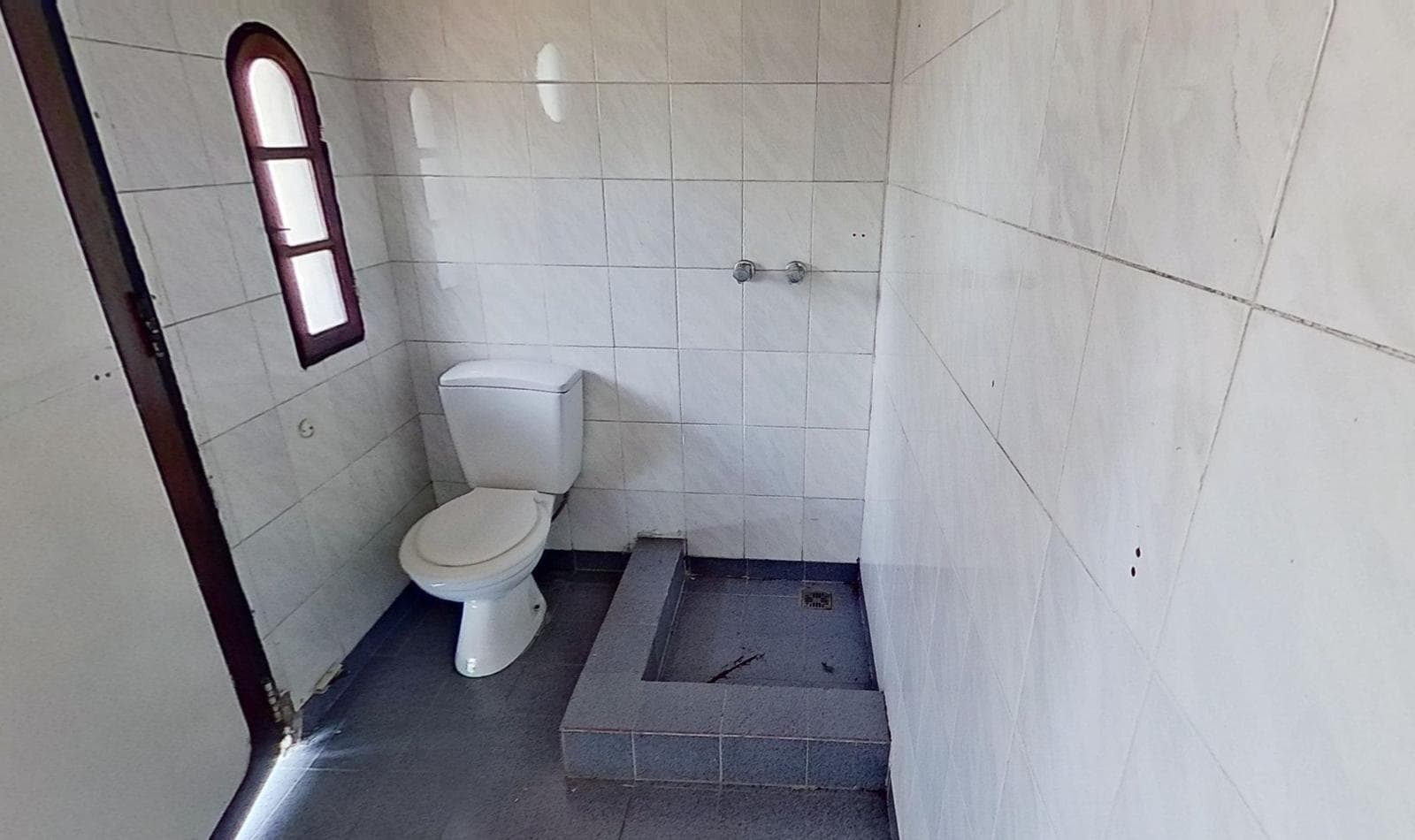 For sale: house with 4 bedrooms and a pool in Burzaco, financing available.