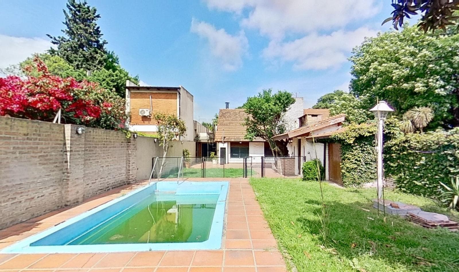 For sale: house with 4 bedrooms and a pool in Burzaco, financing available.