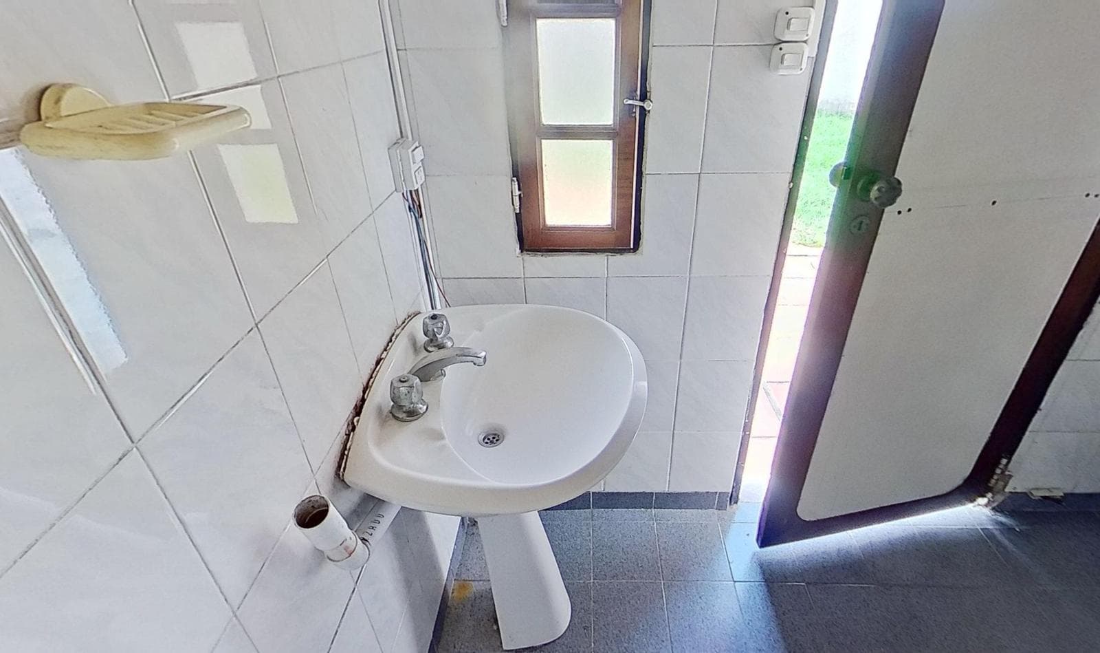 For sale: house with 4 bedrooms and a pool in Burzaco, financing available.