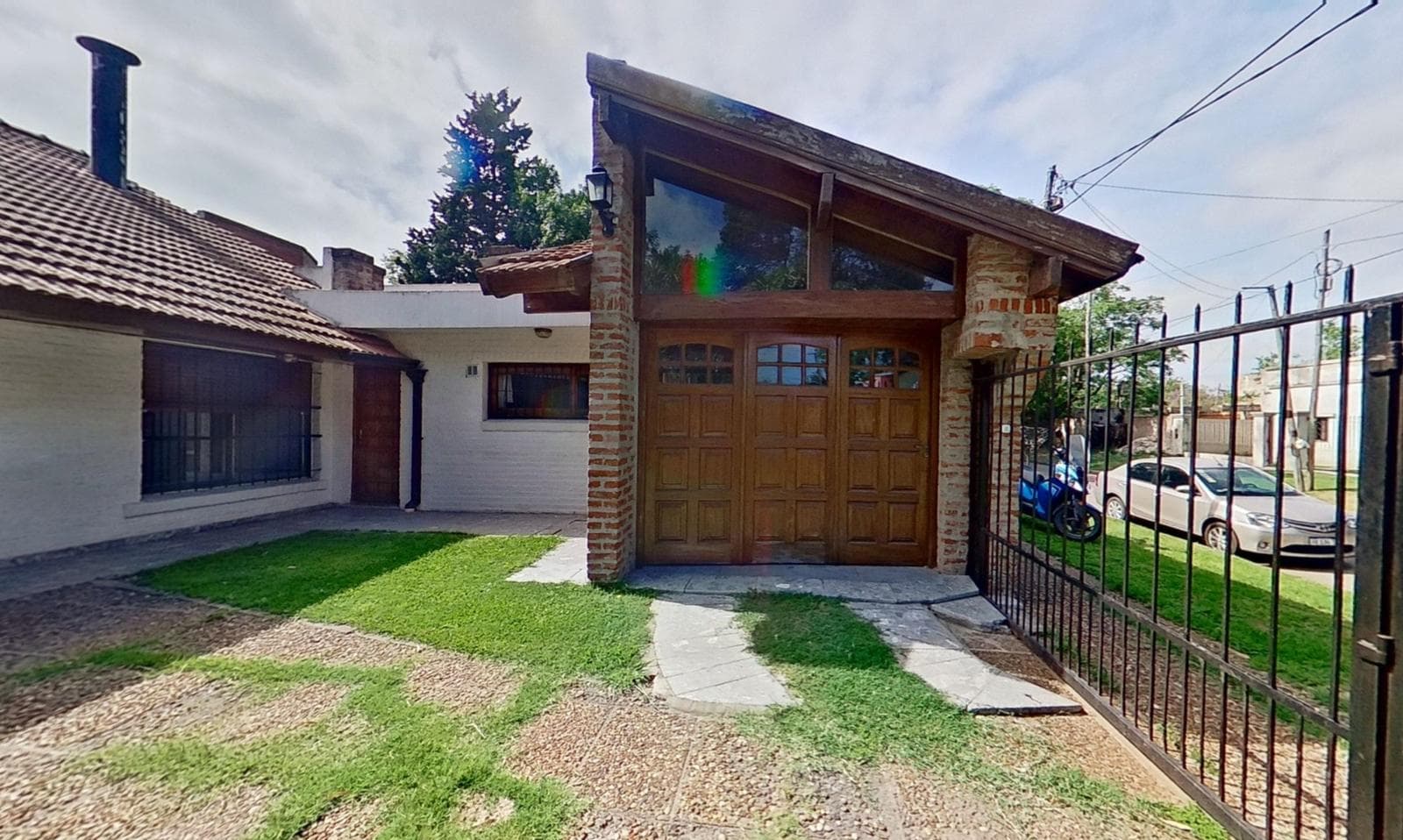 For sale: house with 4 bedrooms and a pool in Burzaco, financing available.