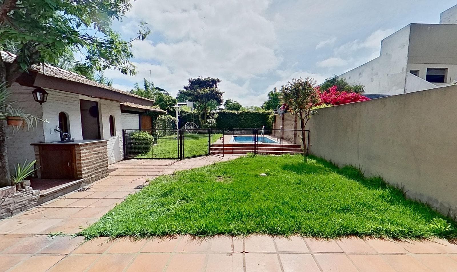 For sale: house with 4 bedrooms and a pool in Burzaco, financing available.
