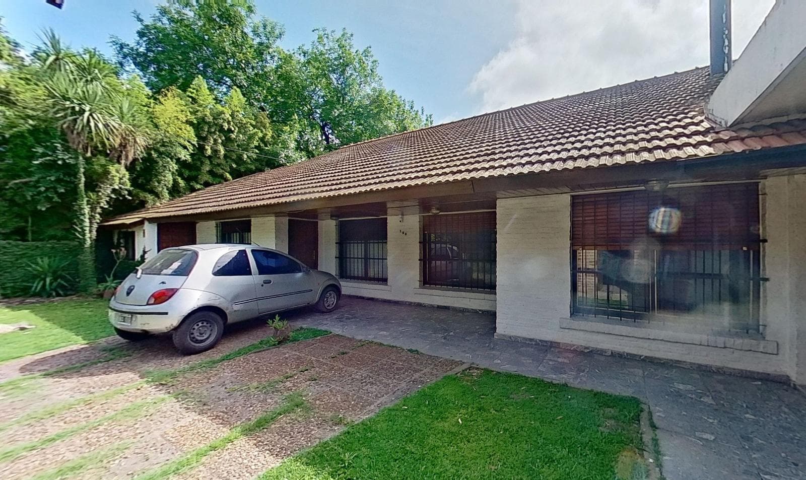 For sale: house with 4 bedrooms and a pool in Burzaco, financing available.