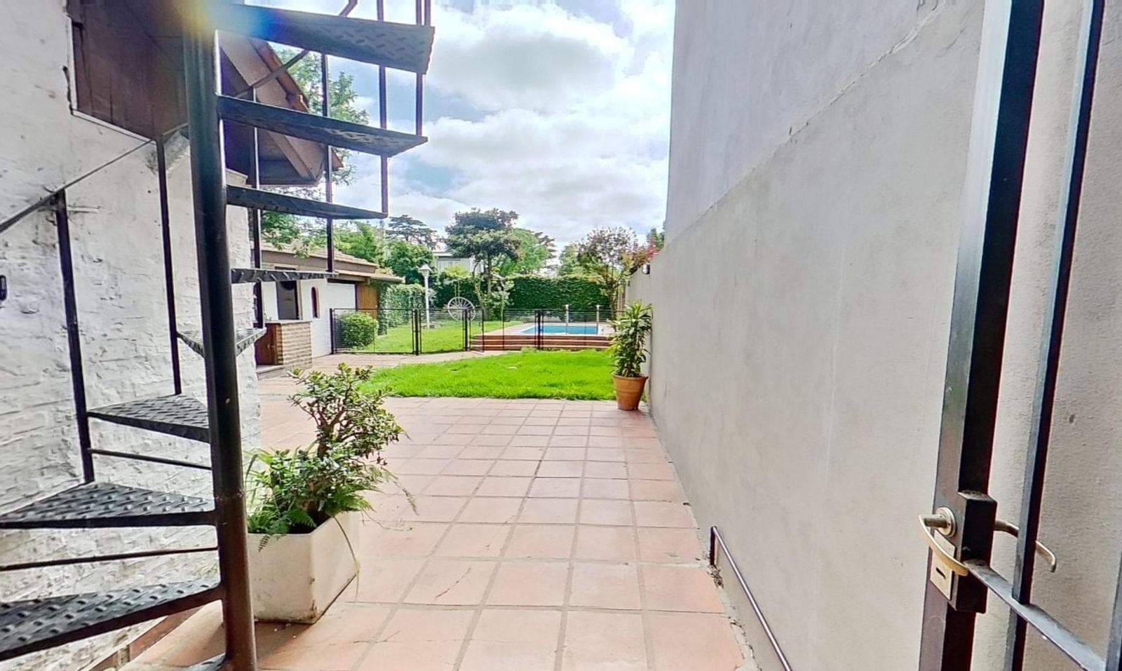For sale: house with 4 bedrooms and a pool in Burzaco, financing available.