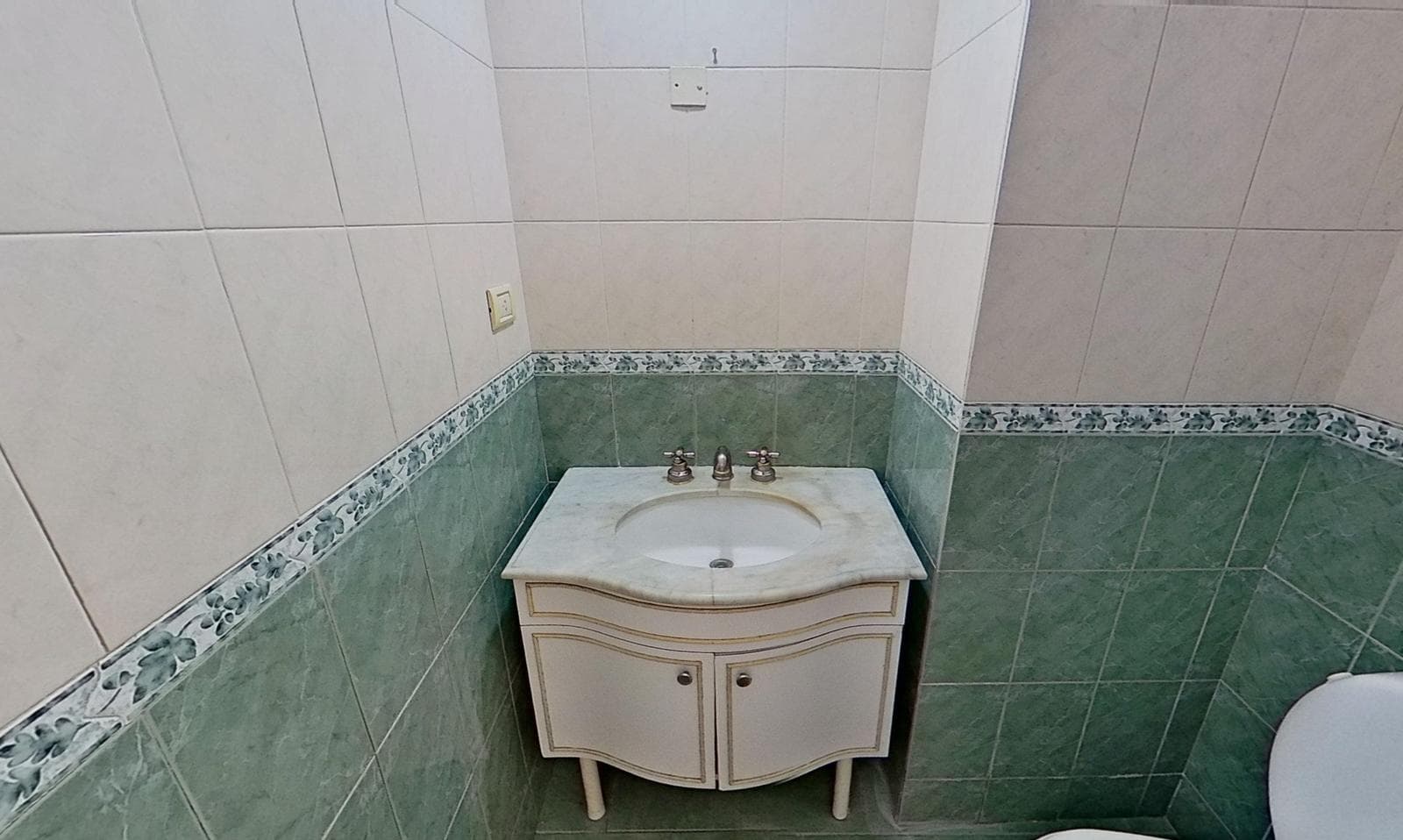 For sale: house with 4 bedrooms and a pool in Burzaco, financing available.