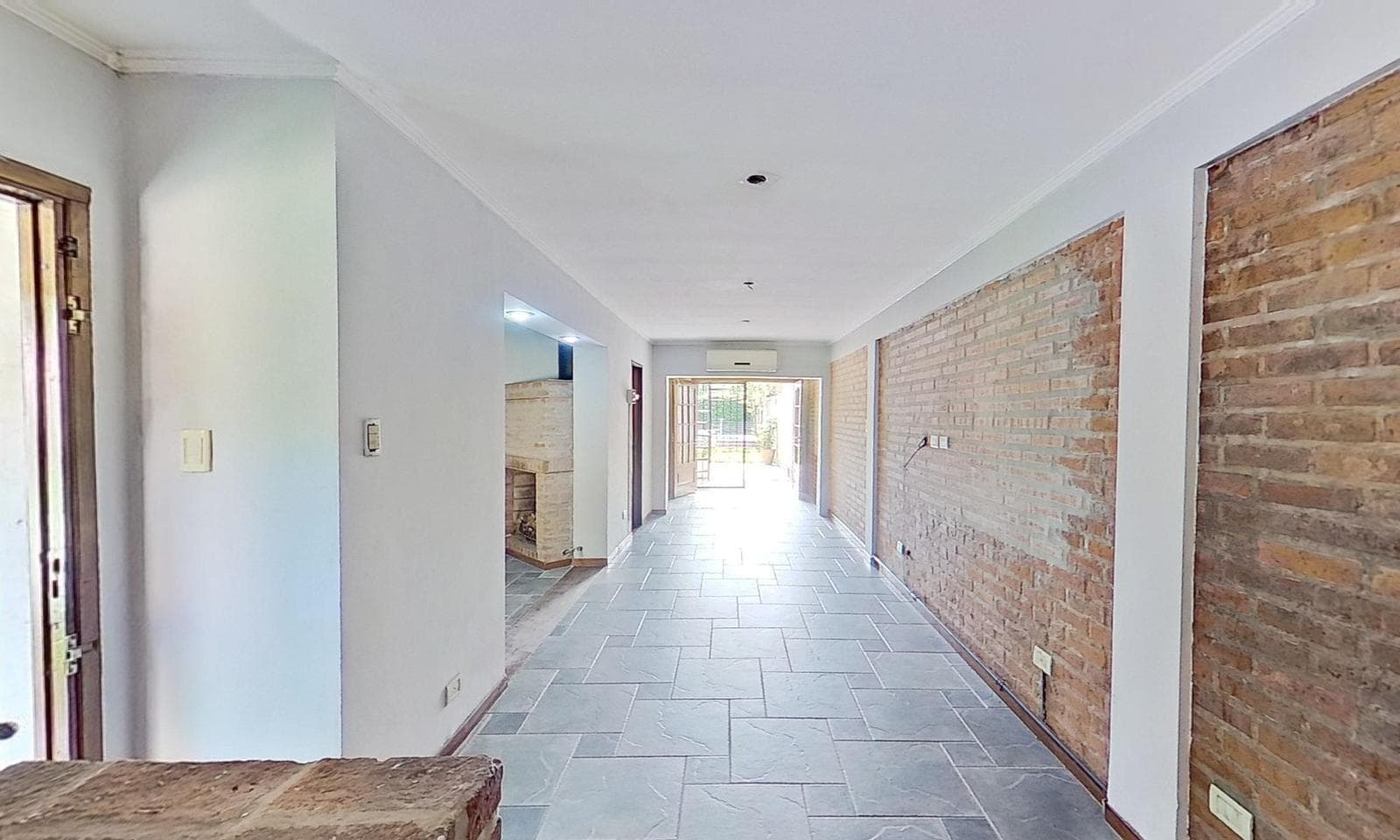 For sale: house with 4 bedrooms and a pool in Burzaco, financing available.