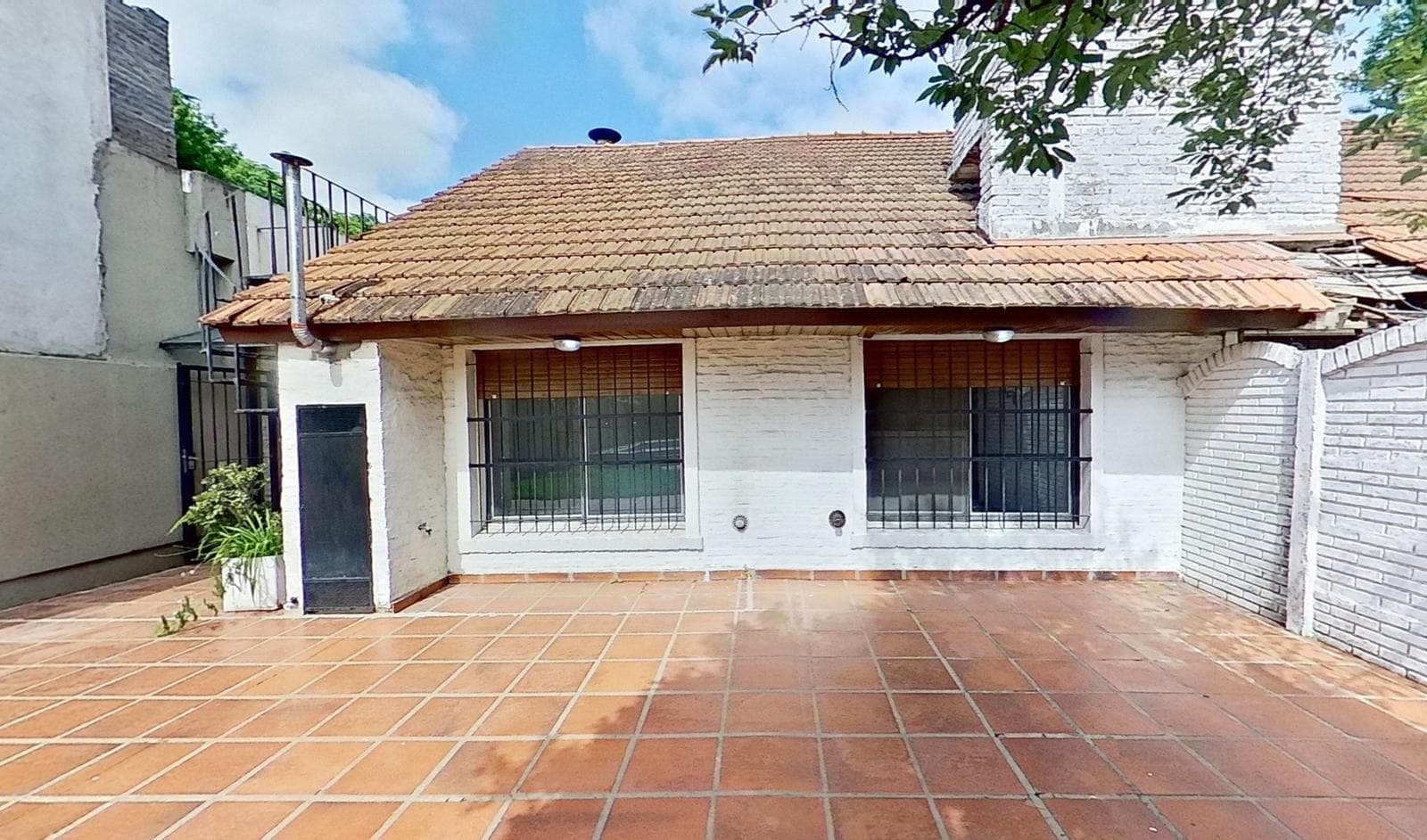 For sale: house with 4 bedrooms and a pool in Burzaco, financing available.