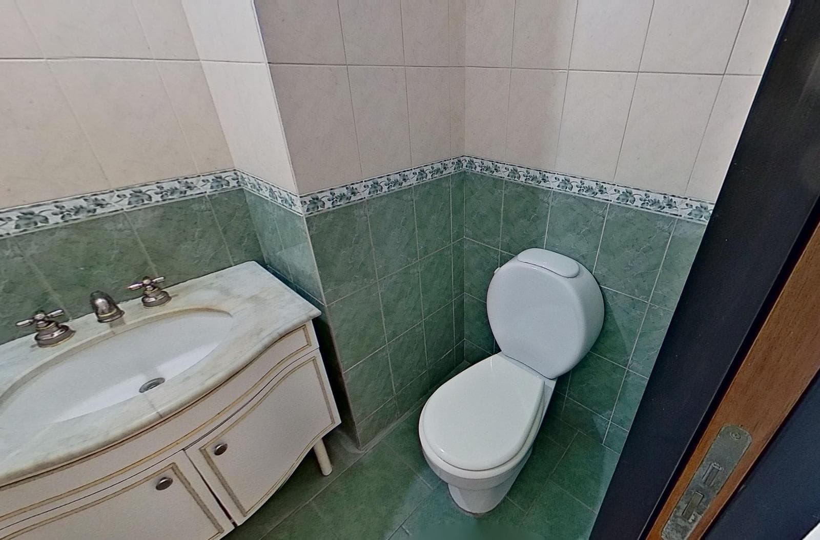 For sale: house with 4 bedrooms and a pool in Burzaco, financing available.