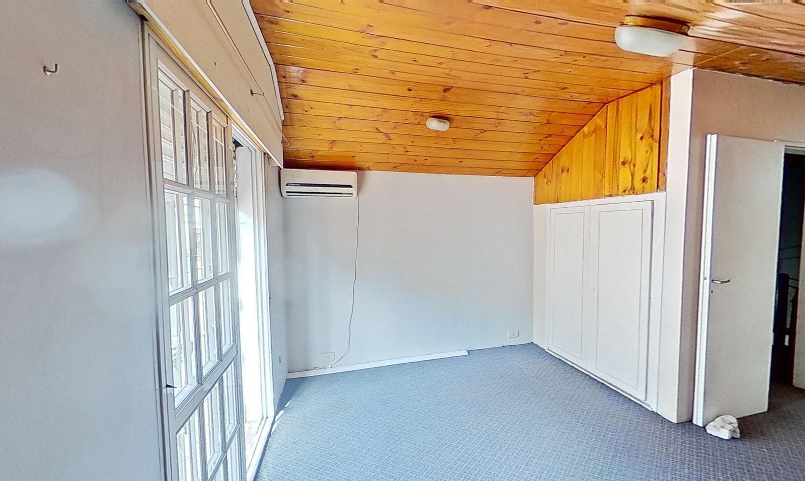 For sale: house with 4 bedrooms and a pool in Burzaco, financing available.