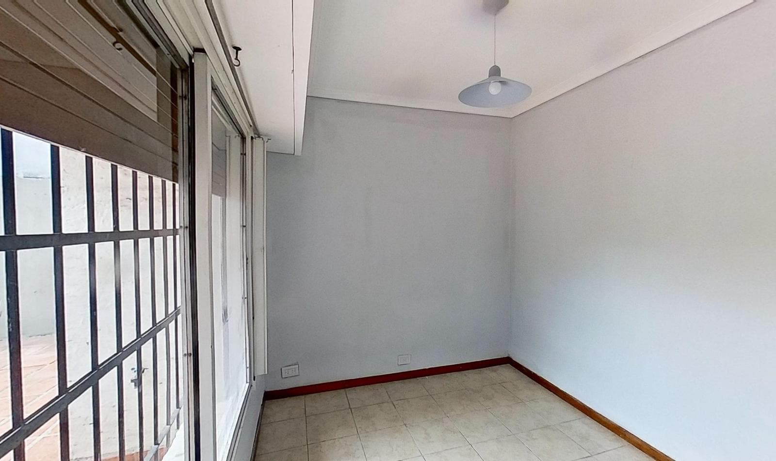 For sale: house with 4 bedrooms and a pool in Burzaco, financing available.