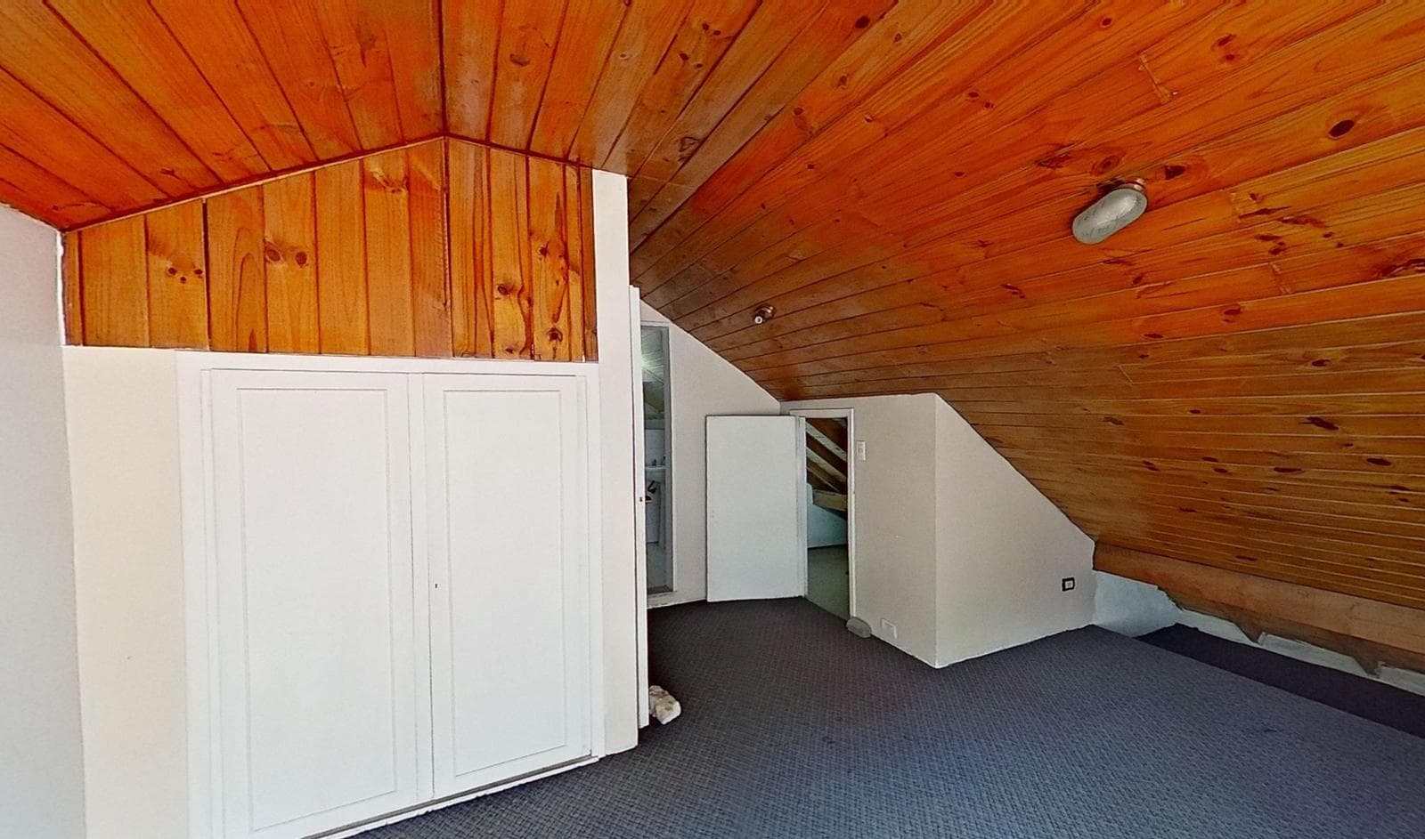 For sale: house with 4 bedrooms and a pool in Burzaco, financing available.