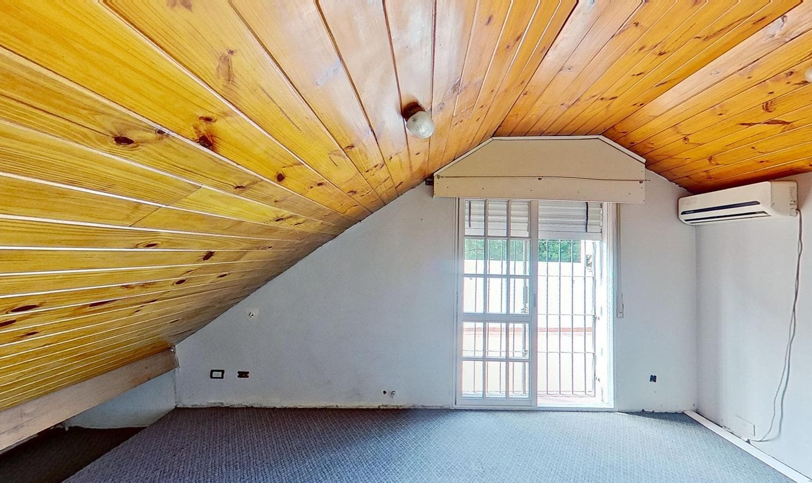 For sale: house with 4 bedrooms and a pool in Burzaco, financing available.