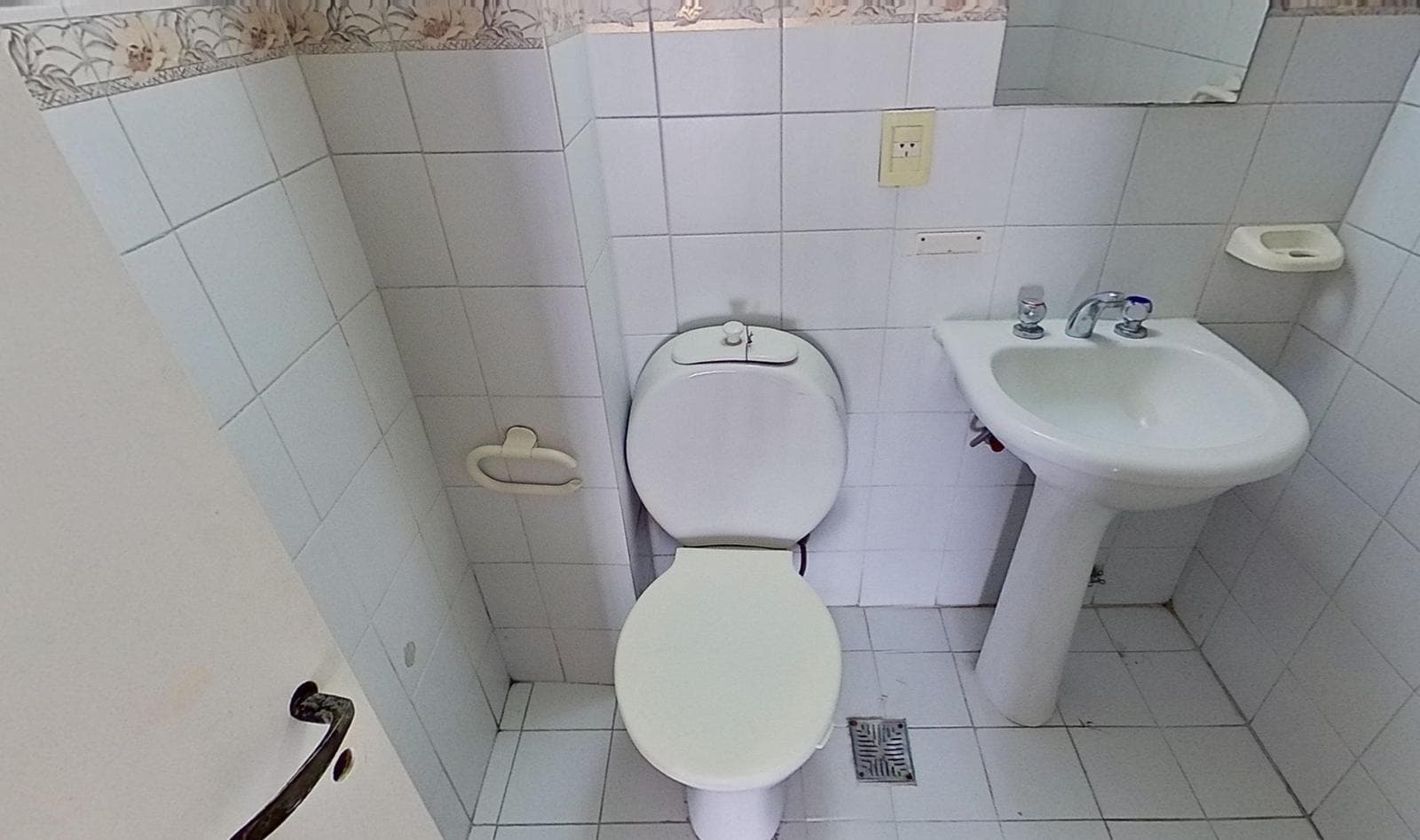 For sale: house with 4 bedrooms and a pool in Burzaco, financing available.