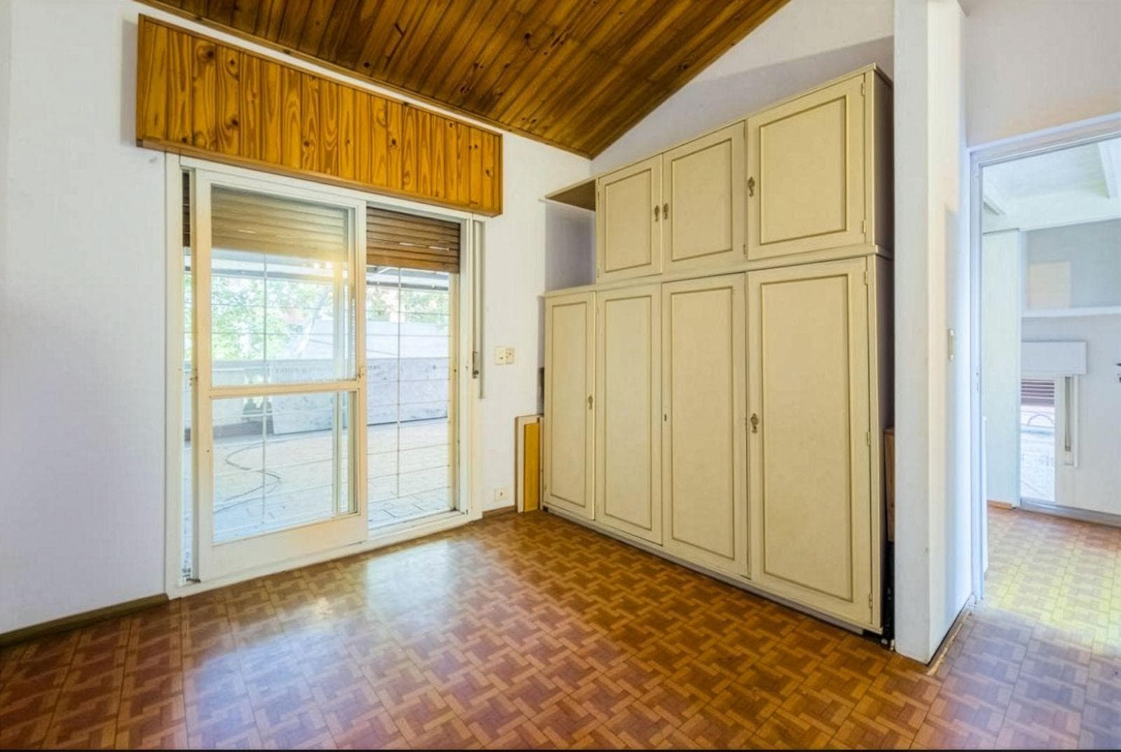 FOR SALE | TRADE - 4-bedroom house. With commercial space in front - Downtown, Rosario. QUALIFIES FOR MORTGAGE.