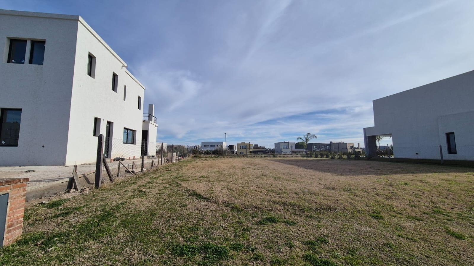Lot in Riberas, Puertos del Lago, on the outskirts, with buildings all around it