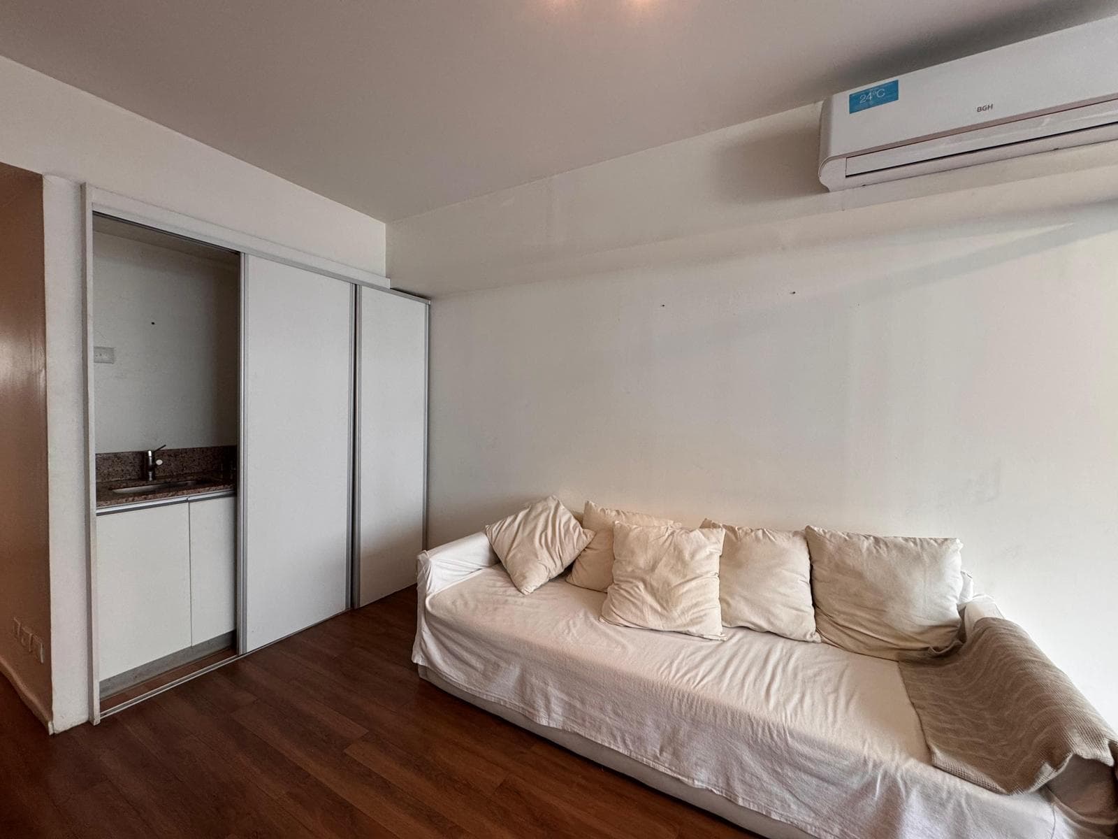 1-room office for rent, partitioned, in Belgrano, with 24-hour security, at the corner of Olazabal and Libertador