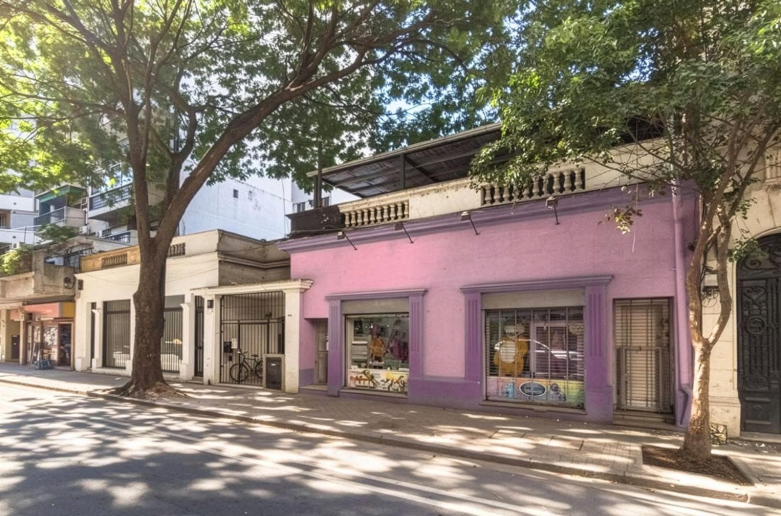 FOR SALE | TRADE - Street-facing commercial space plus a 4-bedroom house. Downtown, Rosario. QUALIFIES FOR A LOAN.