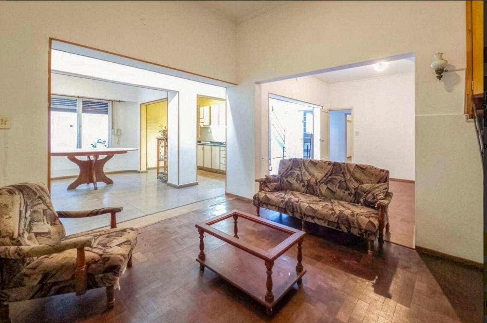 FOR SALE | TRADE - Street-facing commercial space plus a 4-bedroom house. Downtown, Rosario. QUALIFIES FOR A LOAN.