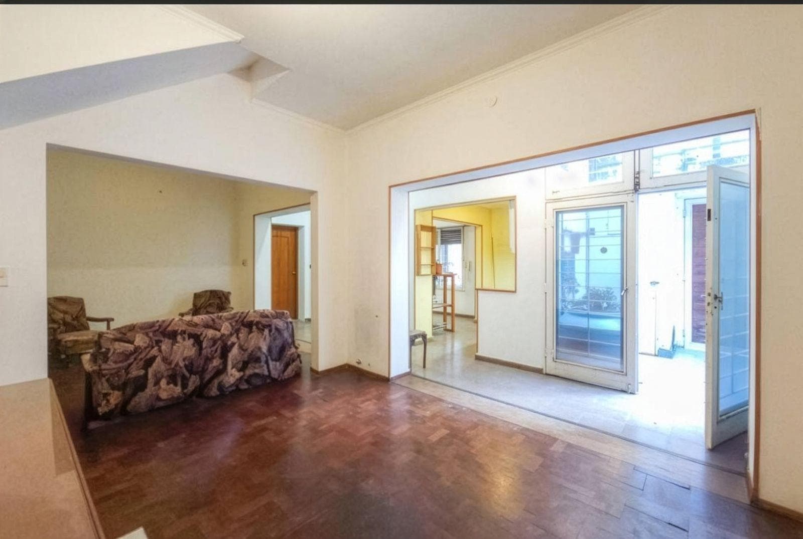 FOR SALE | TRADE - Street-facing commercial space plus a 4-bedroom house. Downtown, Rosario. QUALIFIES FOR A LOAN.