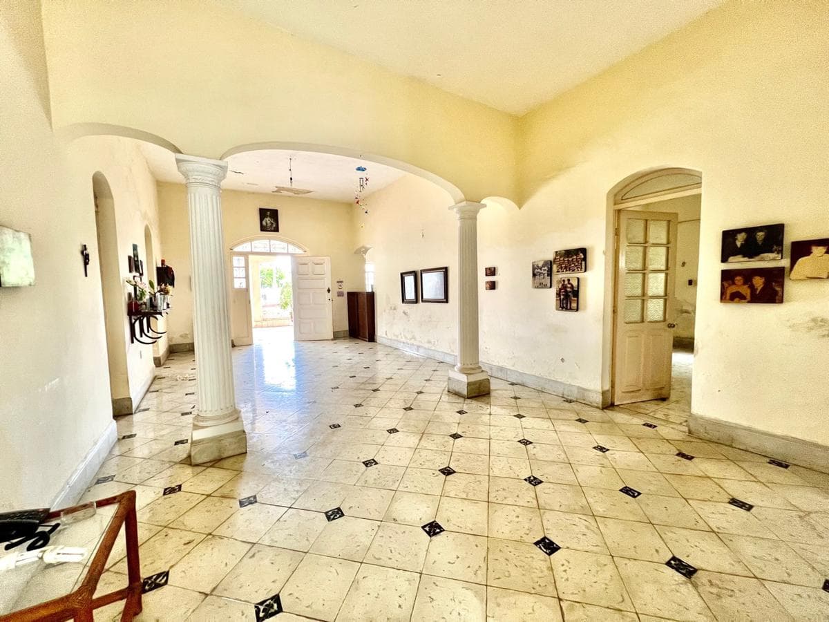 House for sale in Colonial Mérida, in need of restoration, with a large lot