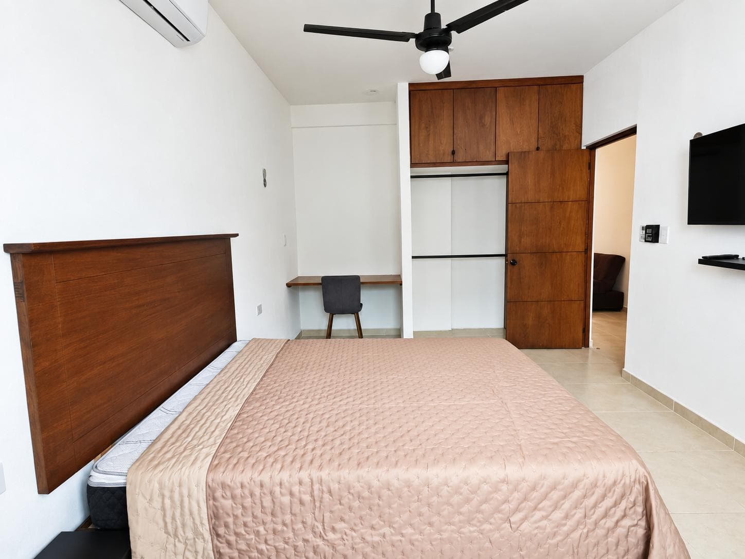 Semi-furnished 1-bedroom apartment one block from AV. Constituyentes in Playa del Carmen