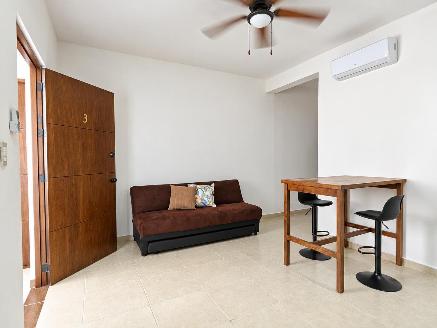 Semi-furnished 1-bedroom apartment one block from AV. Constituyentes in Playa del Carmen