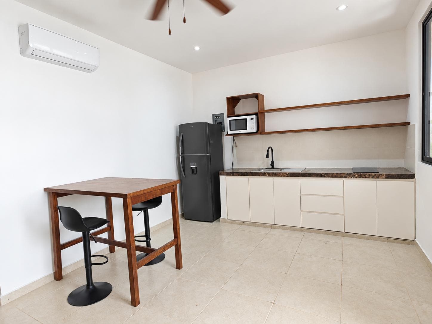 Semi-furnished 1-bedroom apartment one block from AV. Constituyentes in Playa del Carmen