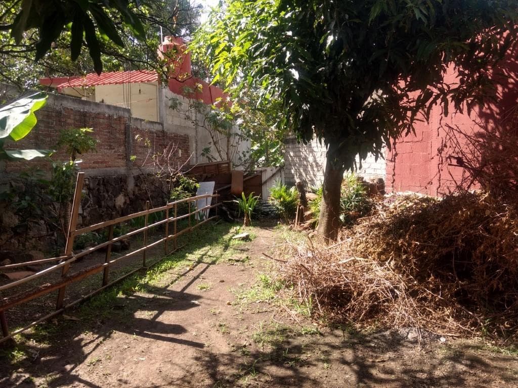 House for sale in Santa María Ahuacatitlán, in need of renovation