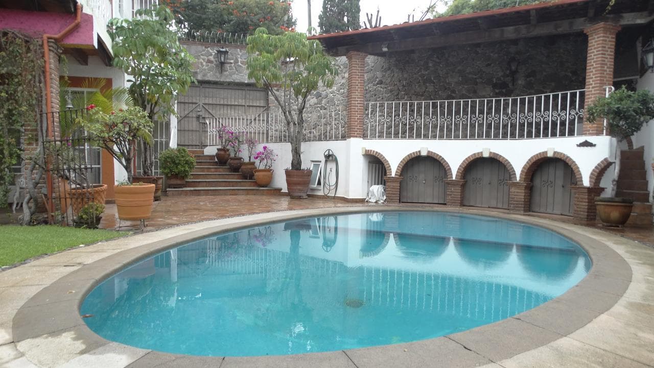 Condominium unit for sale in the Delicias neighborhood, near shopping centers.