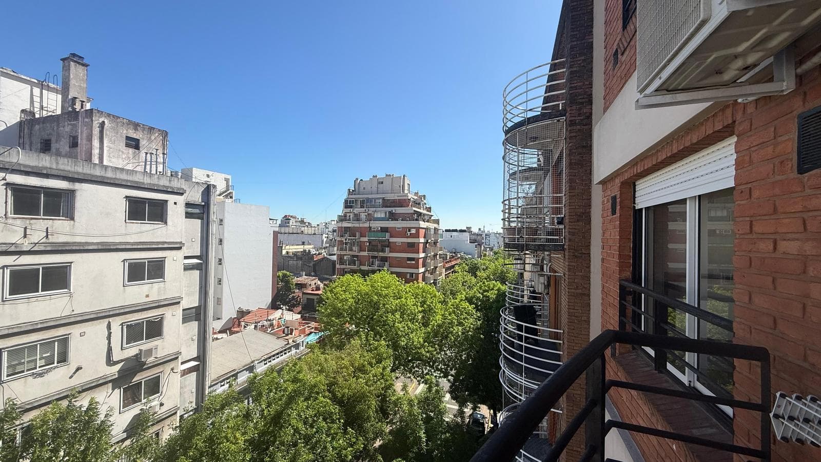 2-Room Apartment for Sale in Almagro with a Balcony and Grill - Qualifies for a Mortgage