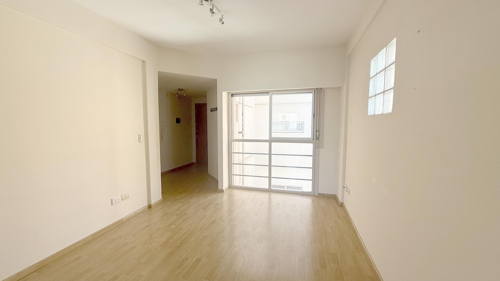 2-Room Apartment for Sale in Almagro with a Balcony and Grill - Qualifies for a Mortgage