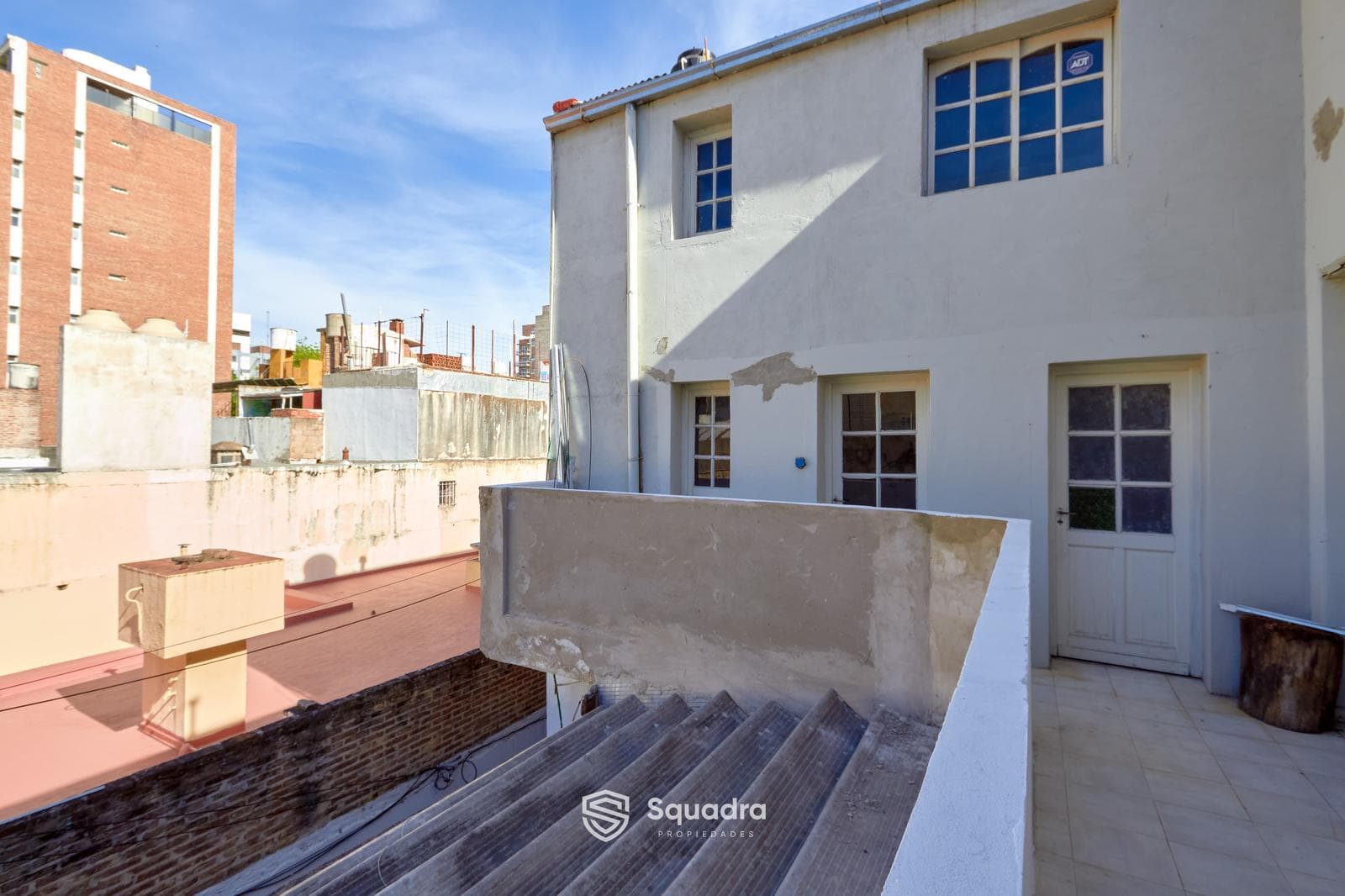 FOR SALE | TRADE - 2-bedroom house with a hallway. Commercial space in front - Echesortu, Rosario. QUALIFIES FOR A LOAN.
