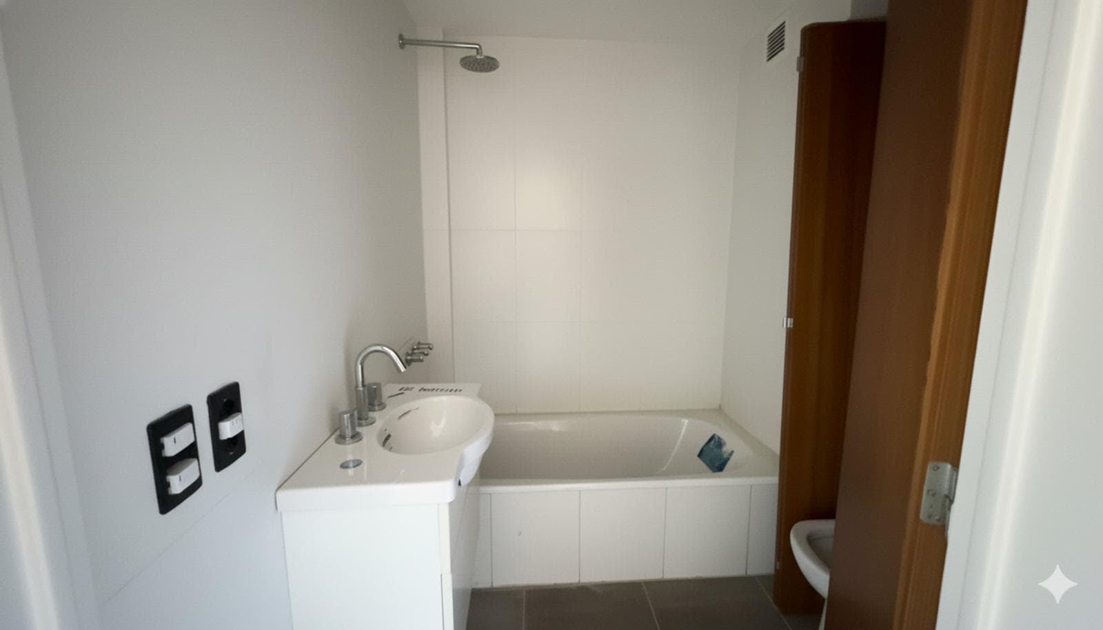 Brand-New 3-Room Apartment for Sale in Almagro with a Balcony and Patio