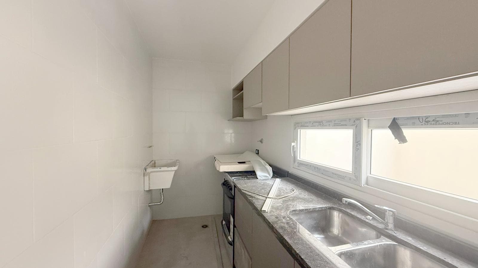 Brand-New 3-Room Apartment for Sale in Almagro with a Balcony and Patio