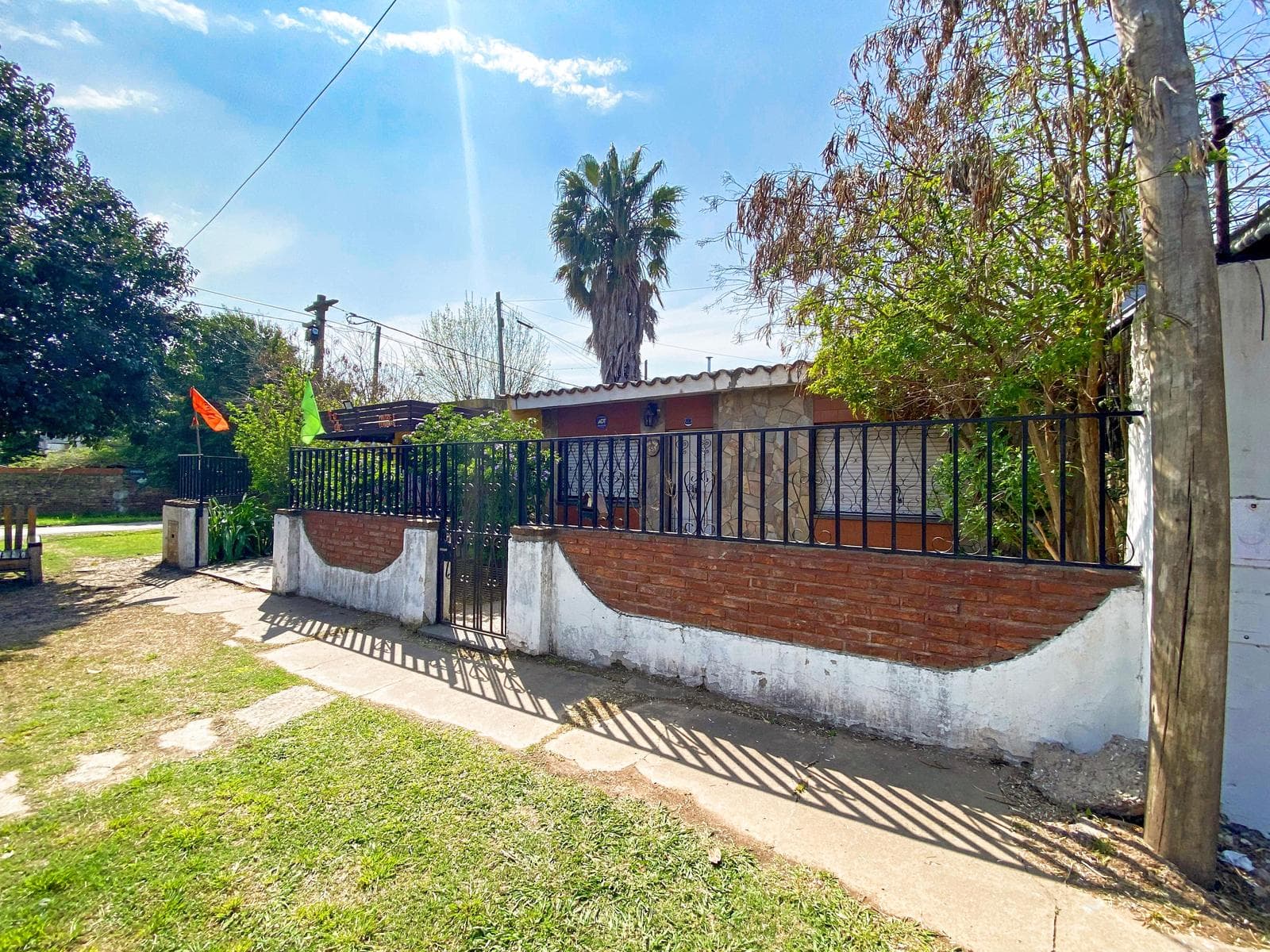 FOR SALE | TRADE - 2-bedroom house on a main street with commercial space - Fisherton, Rosario.