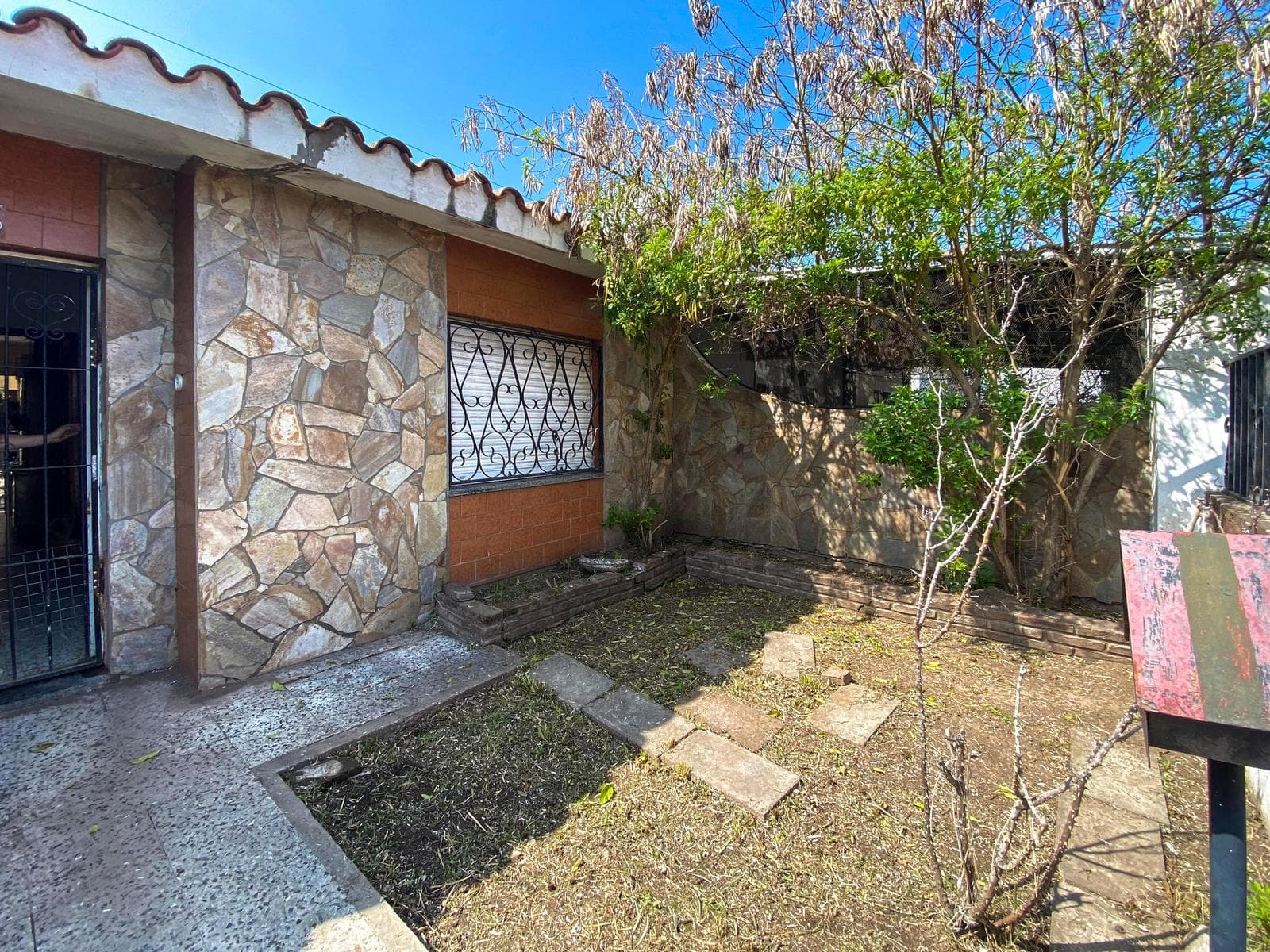 FOR SALE | TRADE - 2-bedroom house on a main street with commercial space - Fisherton, Rosario.