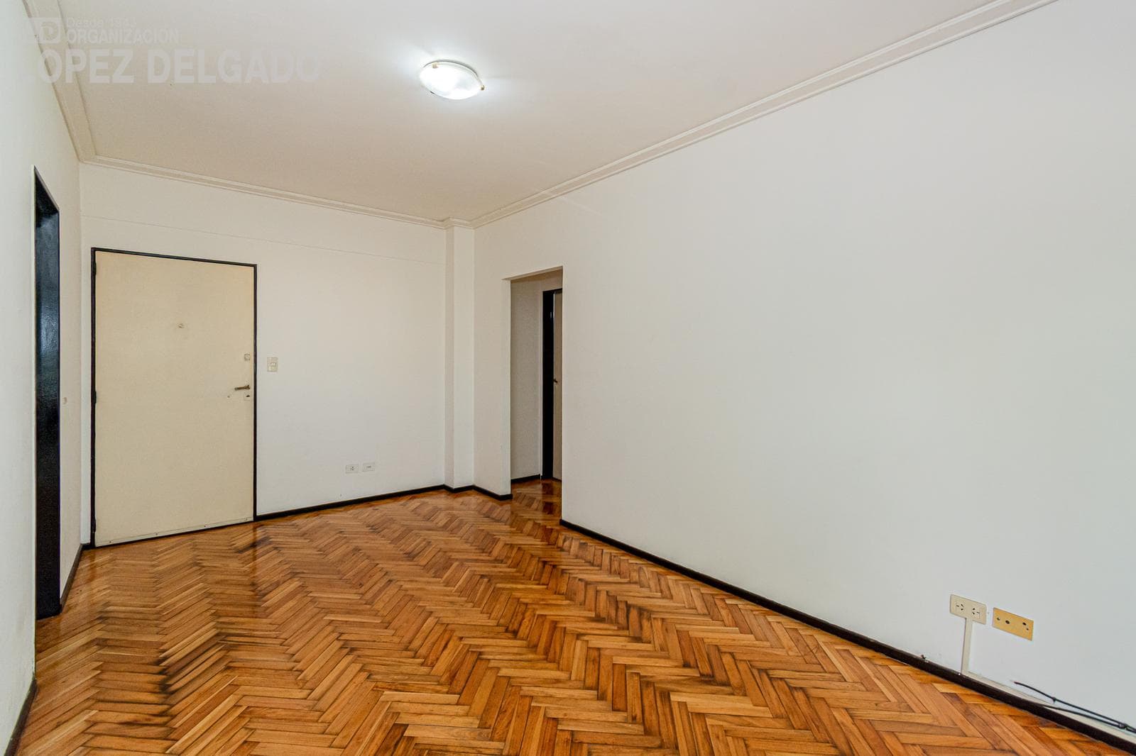 2-bedroom apartment with a front-facing balcony in Villa del Parque