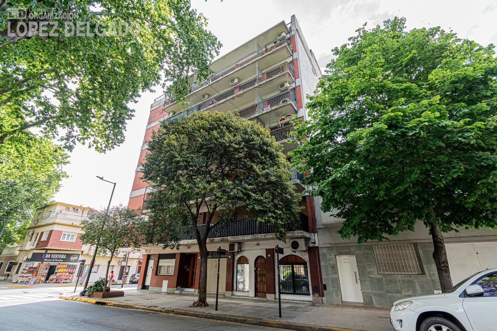2-bedroom apartment with a front-facing balcony in Villa del Parque