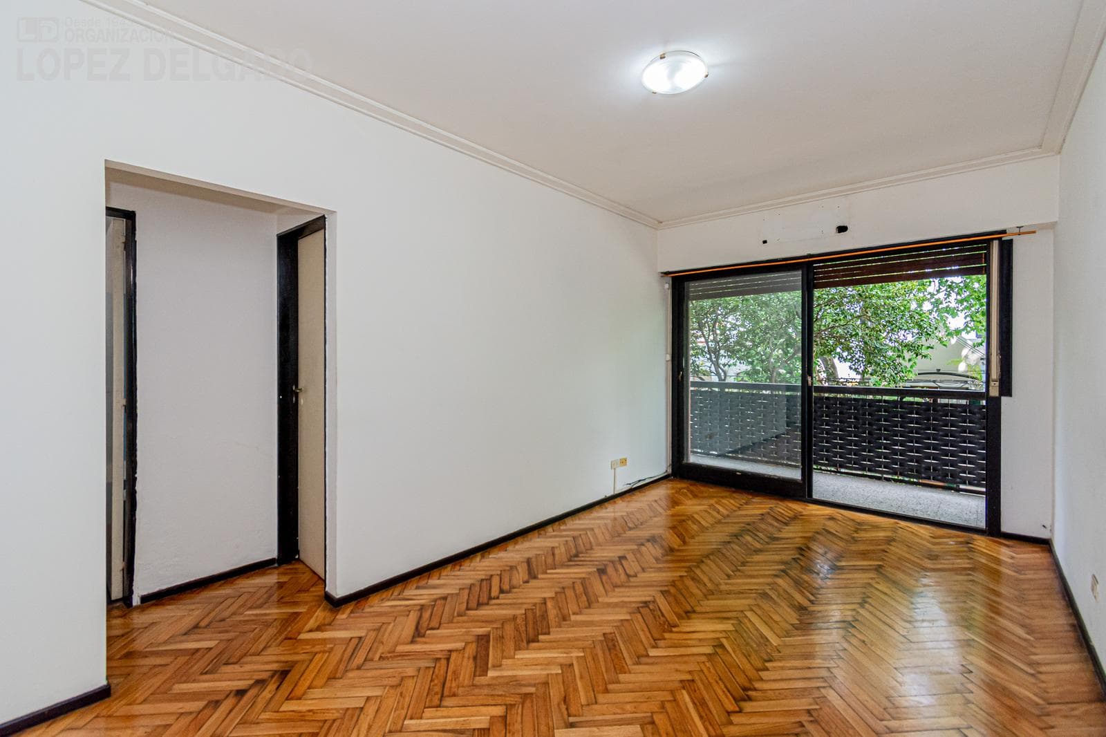 2-bedroom apartment with a front-facing balcony in Villa del Parque