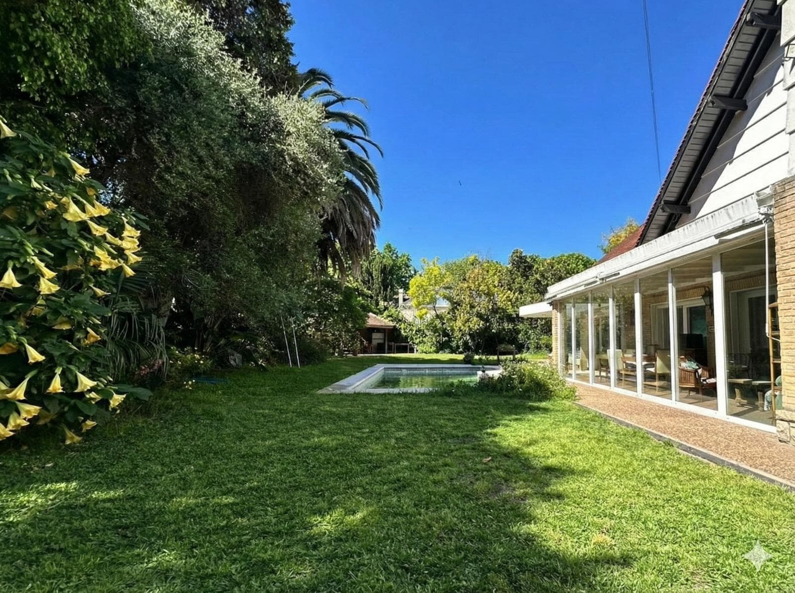 434 m² House for Sale - On a 1,224 m² lot with a pool and barbecue area in Martínez