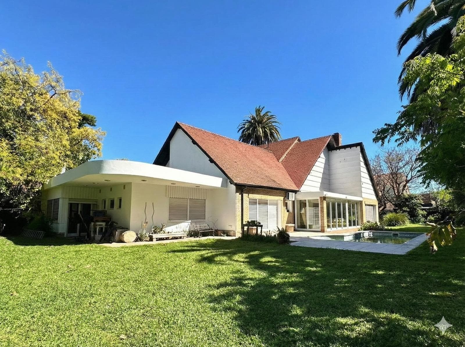 434 m² House for Sale - On a 1,224 m² lot with a pool and barbecue area in Martínez