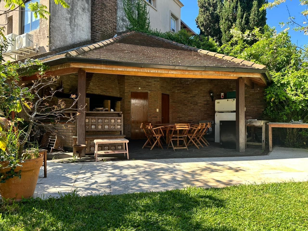 434 m² House for Sale - On a 1,224 m² lot with a pool and barbecue area in Martínez