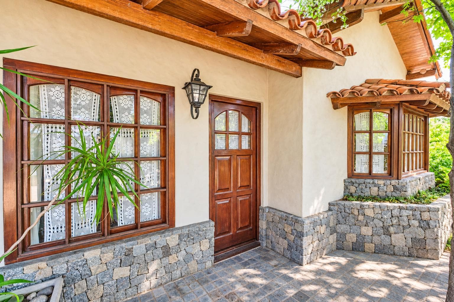 House for Sale: 5 rooms, 3 bedrooms, garage, garden, barbecue area, Carapachay